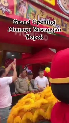 Ini enak banget eskrim dan donat nya momoyo  #grandopeningmomoyo #momoyo #eggwaffle #icecream #fyp