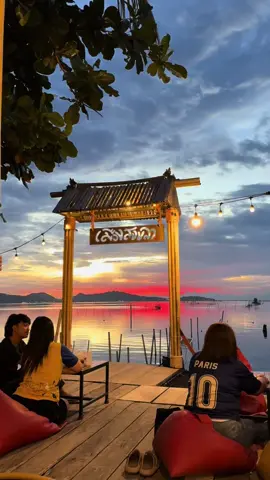 ก็รู้ว่าสวย เเต่ไม่คิดว่าจะสวยขนาดนี้ #ชาเล่ต์สงขลา #ร้านนั่งชิวสงขลา #วิวพระอาทิตย์ตก #ร้านนั่งชิลล์ #ใช้ชีวิตกับธรรมชาติ 