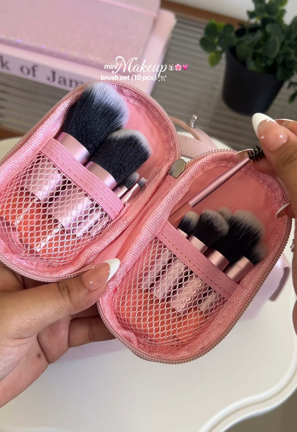 finally gave in & bought this mini make up brush set! love it, no tusok feeling & smooth💘 #makeup #makeuphacks #makeupbrushes #makeupbrush #MakeupRoutine 