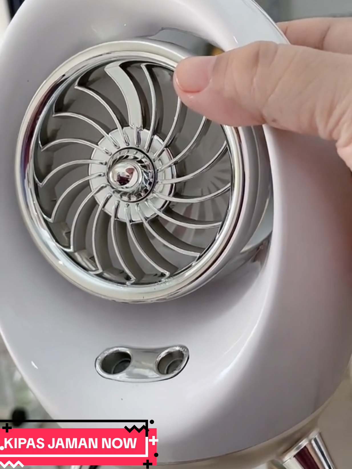 Kipas pendingin udara membantu melancarkan sirkulasi udara di dalam ruangan, bisa di isi dengan aroma terapi juga #dewisunday #kipasangin #humidifier #dingin #harum 