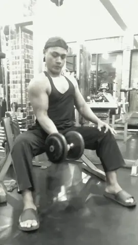 begitulah kira-kira ye . . . #fyp #gym #konsisten #bicep #fyppppppppppppppppppppppp 