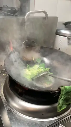 Yang mau makan makanan yg langsung dimasakin cheffnya juga ada nih #terracefatmawati #rsfatmawati #jakartaselatan #trending 