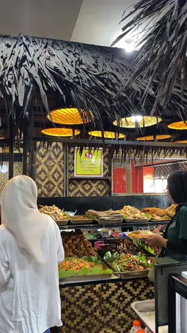 Rekomendasi rumah makan di Garut, sajikan beragam menu prasmanan terlengkap di Garut #wisatakulinergarut #sugemarayagarut #sugemagarut #sugema #kulinergarut 