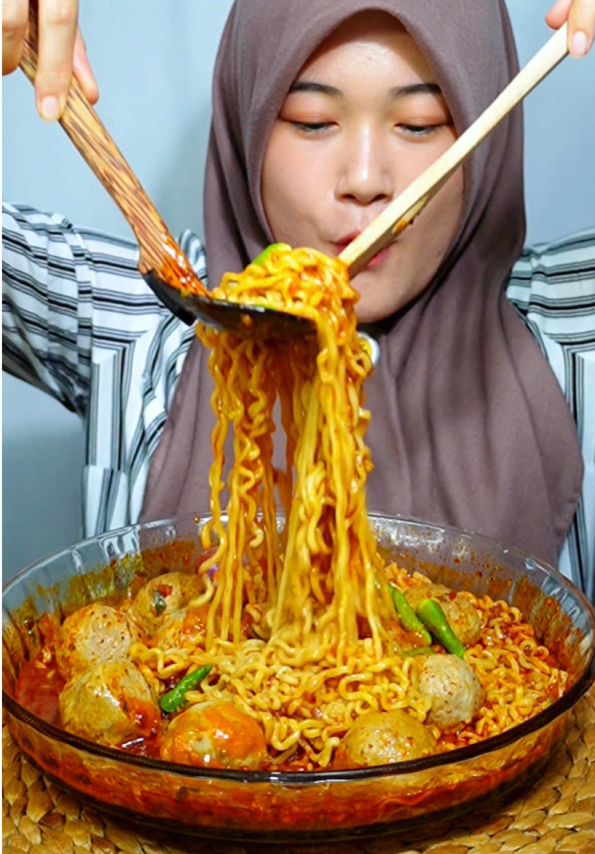 Makan mie pedes makin MELEK kalo dipakein sambel cabe rawit super pedasss dari @Sambal Balado72 #inicia #iniciamukbang #bakso #mukbang #asmr 
