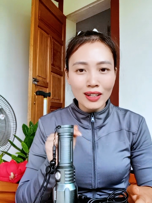 một chiếc đèn pin siêu sáng với thiết kế bằng hợp kim nhôm nguyên khối sử dụng từ 10 đến 15 tiếng tích điện dung lượng pin lên đến 5.000 mAh #denpinsieusang #denpin #denpinsieusang 