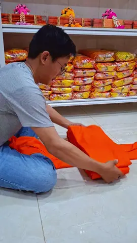 រៀបចំត្រៃ ជូនភ្ញៀវ   ( តេលេក្រាម 011356457 ហ្វេសប៊ុក Leng porlin )#ត្រៃចីវរ #ត្រៃលៀង  #សាដក #កឋិនទាន #ជួនកក្ដដា 