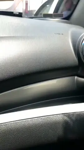 tuvimos un atentado con estos hombres, íbamos en la carretera méxico puebla altura del psiquiátrico quiso meterse a nuestro carril y nos aventaron el carro para que los dejáramos pasar (eso creemos), nos comenzaron a seguir hasta llegar al municipio los reyes La Paz  cerca de metro santa Martha y se nos cerraron arriba del puente que está enfrente del hospital de urgencias de los reyes y pues pasó lo que se ve en el video. Querían que nos bajáramos, creo venían drogados, empezaron a pegarle al carro y rompieron los vidrios de la parte delantera y trasera del lado derecho.  Tengan cuidado con estos individuos. #ayuda #viraltiktok #t #edomex #fiscalia 