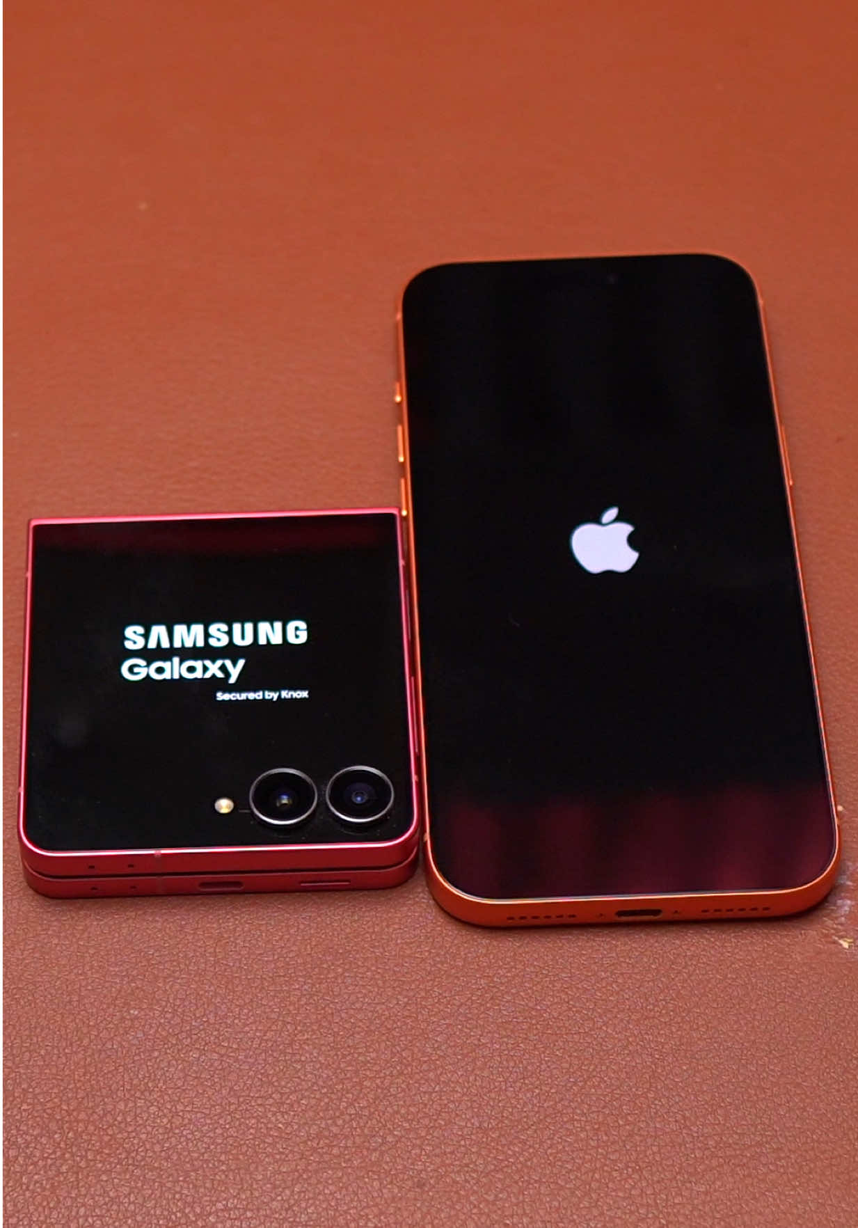 iPhone 17 Pro Max vs Galaxy Z Flip 7 Speed Test #iphone17promax #galaxyzflip7 #fy #fyp #samsunggalaxy 