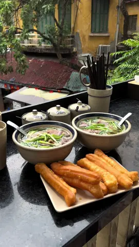 Pov: Bạn đang ăn phở 🍜 và ngắm đường phố Hà Nội buổi sáng trời thu 🍂 📍PHỞ ĐẤT VIỆT 144a Quán Thánh#hanoipho #viral #thuhanoi #phohanoi 