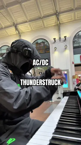 Playing thunderstruck in public #acdc #publicpiano #thunderstruck