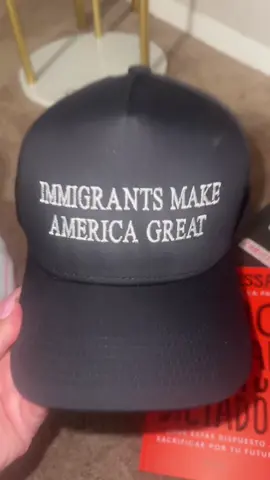 No es moda, es verdad: los inmigrantes hacemos grande a este país. 💪🧢 #InmigrantsMakeAmericaGreat  #NotiRanchoStyle #OrgulloInmigrante #LoQueNoSeCuenta #PuroCorajeYTemple