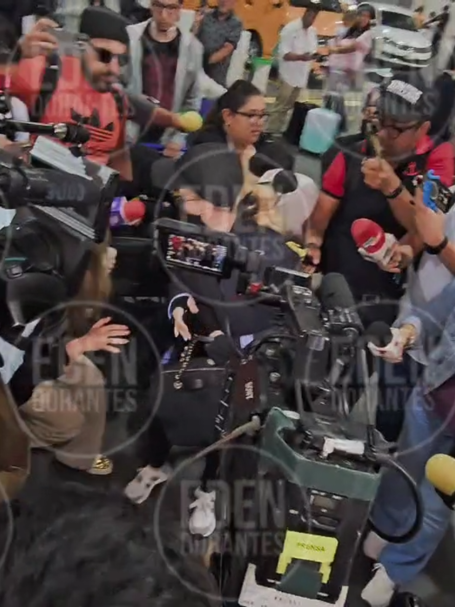 🚨SOFÍA CASTRO SUFRE CAIDA A SU LLEGADA E  EL AEROPUERTO EN MÉXICO 🚨 . ANGÉLICA RIVERA y SOFÍA CASTRO Se arma el zafarrancho en el aeropuerto a su llegada de PREMIOS JUVENTUD Y SOFÍA tropieza y cae 🥺🙈 . si te gusta el video comenta y comparte  . #sofiacastro #angelicarivera #caida #prensa #zafarrancho sígueme en YouTube y Facebook Eden Dorantes Oficial 