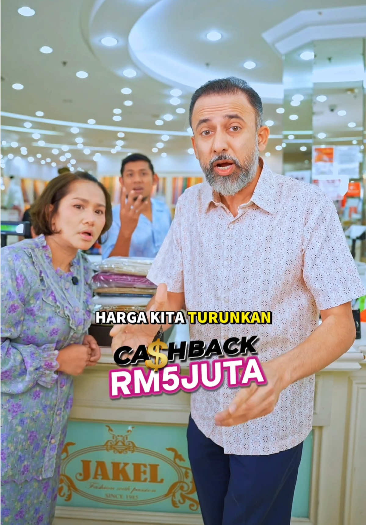 🎉 Meriah betul bila Nabil Ahmad, Kak Lina Pom Pom & Datuk Nizam turun padang untuk promosi Sale Ulangtahun Jakel ke-40! 😍 Jangan lupa, korang boleh rebut Cashback RM5 Juta yang menanti sepanjang sale ni. 💸 📅 26 Sept – 12 Okt 2025 📍 Semua cawangan Jakel di Malaysia 💵Discount 50% - 85% #ingatkainingatjakel #jakel40tahun #jakeljelah #cashback 