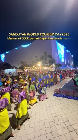 MPHTJ kongsikan sedikit 1000 penari zapin yang memeriahkan suasana di Encore, Melaka Malam tadi. Malam ini sempena pelancaran World Tourism Day 2025 serta peluncuran Tahun Melawat Malaysia 2026, 3000 penari zapin dipersembahkan. Jangan lupa datang tau Mana lagi?? Melaka Lerr.. @Ab Rauf Yusoh @Rais Yasin @KERAJAAN NEGERI MELAKA @Tourism Malaysia @Tourism Melaka 