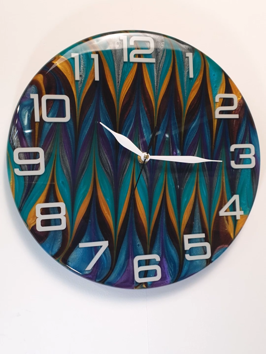 ✨ Abstract design captured in time ✨ This resin wall clock was handcrafted in my studio in Italy. Every detail is made by hand – the color blending, depth, and glossy finish make each piece truly one of a kind. It’s more than just a clock – it’s a modern wall art statement that draws attention and brings unique energy into your space. 💜💛💙 👉 Want one in your home? Check if it’s available in my shop https://gostkowskifxpart.com/collections/functional-art #resinclock #resinart #epoxyresin #fxpart #handmadewallclock 