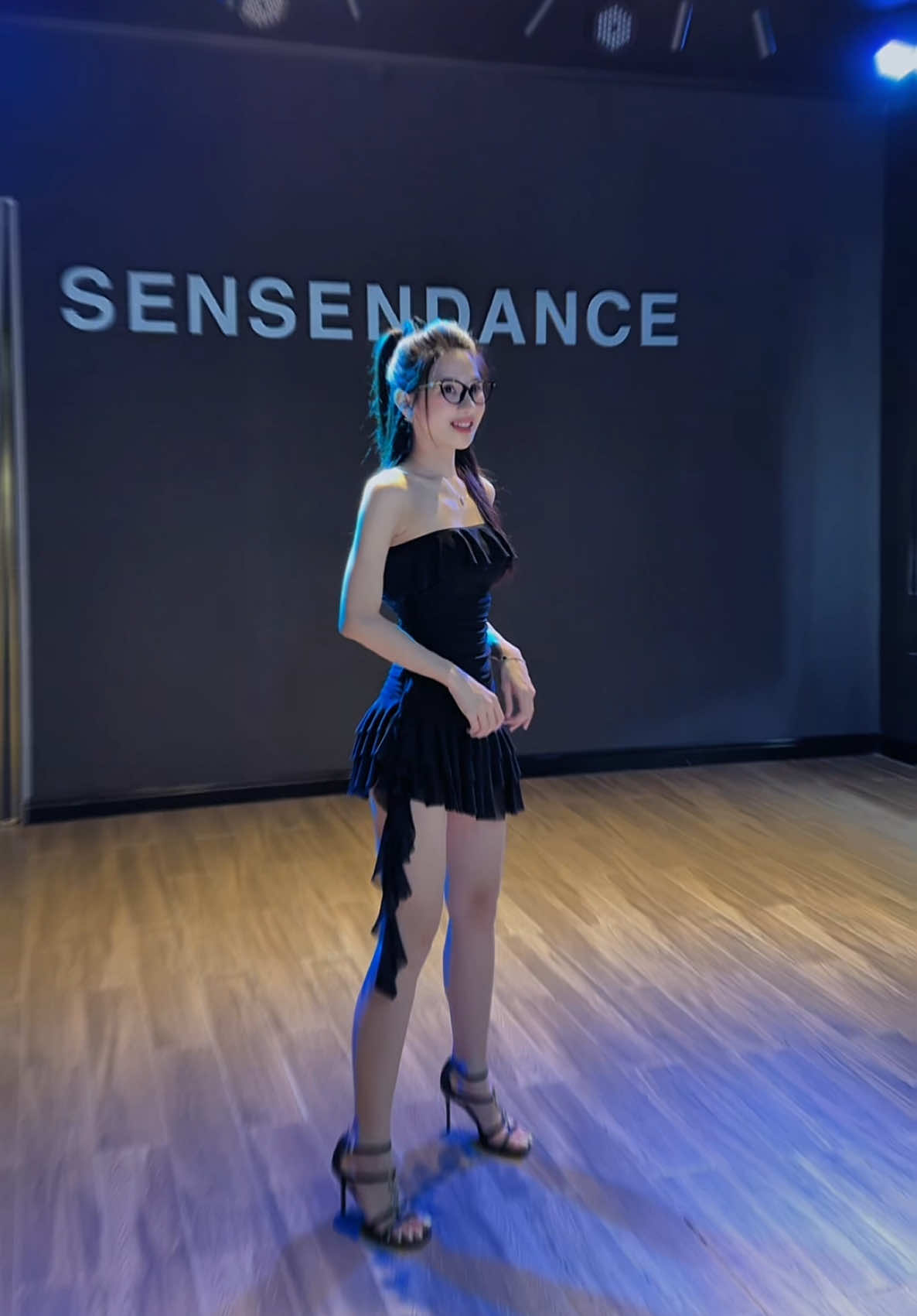 Nhiều người nói anh yêu không thật...🤭 #Nỳ #dancebar #nhaytiktok #xh #viral 