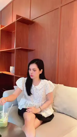 hnay bé đi chơi mà mưa qá mưa hiu hiu 