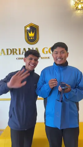 Ditanya nak bayar pakai apa, dua beradik ini terkedu. QR tak pandai, transfer tak reti. Rupanya… , tapi niatnya besar. Nak beli cincin buat emak tercinta. MasyaAllah, kasih sayang yang tak mengenal usia. Cinta seorang anak kepada ibunya, tiada bandingan 💍❤️ #fypagee #viral #emas916 #ibu #adrianagoldgongbadak 