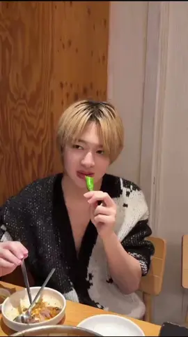 ชวาริง: *กินเกี๊ยวชิ้นใหญ่รวดเดียว* พี่เล้ง: ถ้ากินเกี๊ยวหมดในคราวเดียว เฮียซีจะให้ 10,000 บาท เฮียซี: อืมมม ว่าไง 🥹 🤣🤣😆 #ZeeNuNew #ซนซน