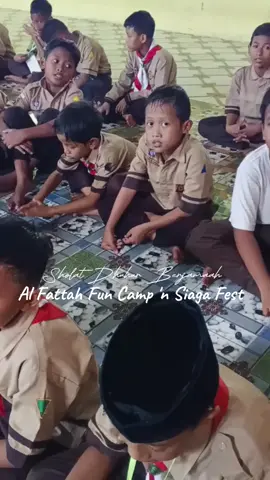 Sholat duhur berjamaah Peserta Al Fattah Fun Camp 'n Siaga Fest untuk kelas 3 dan 4 MI Al Fattah  #KebonSawo