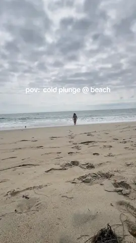 🥶🥶🥶#elylocs999 #coldplunge #beach #beachvibes #fypシ 