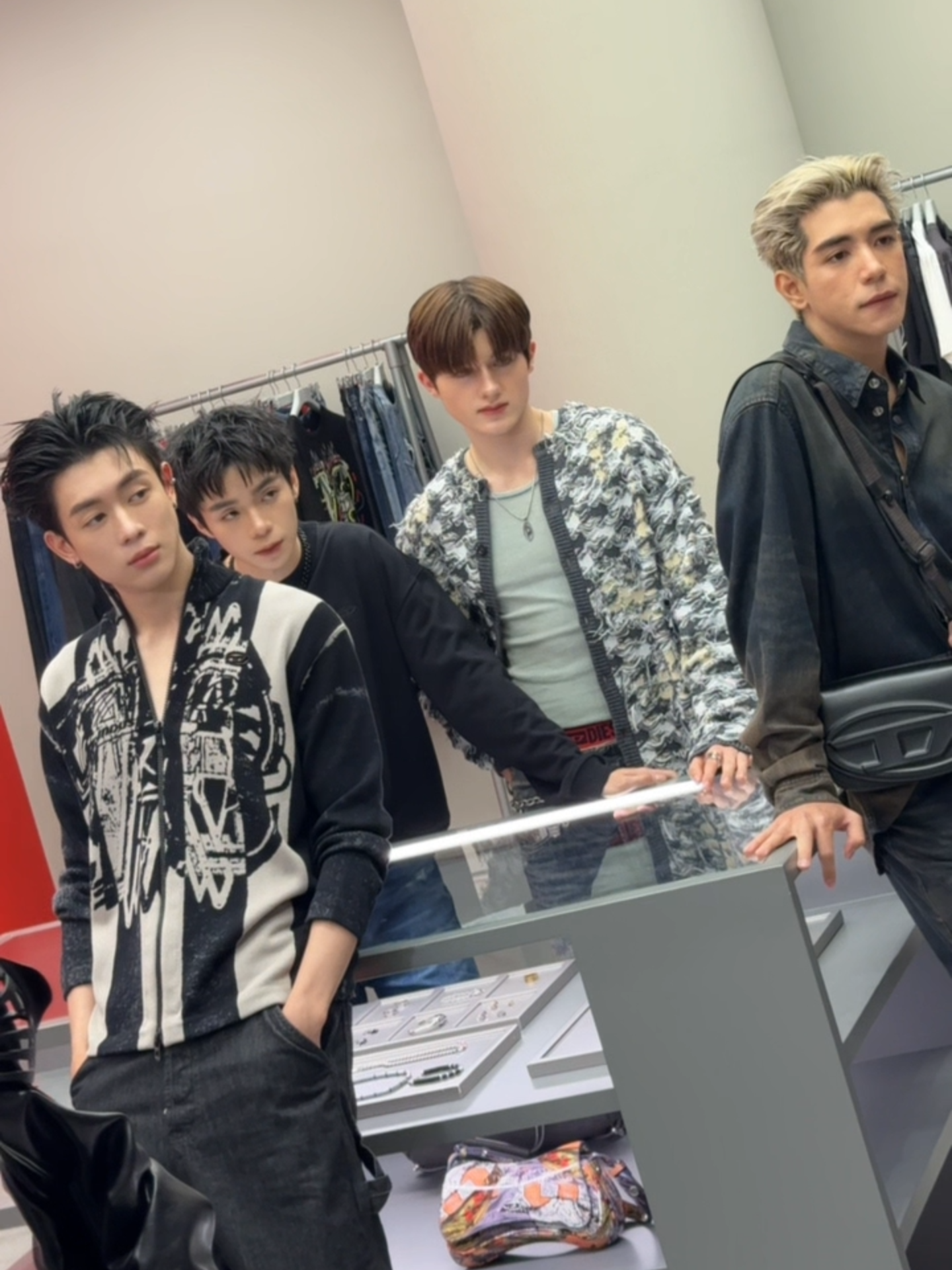 ★ ขอบคุณ DIESEL ที่ชวน ไป๊ป นิว พีเจ เลออน ไปร่วมงานเปิดสโตร์ที่พารากอนนะค้าบบ ✨🖤👀🦋📸🌟🛹💫 ดีใจที่ได้เจอเจลบี๋ทุกคนเลยนะค้าบบบ เจลบอยก็คิดถึงเจลบี๋ทุกคนม้ากกกกก 🙏🏻💖☄️👀 GELBOYS X DIESEL #dieselthailandstore #diesel #PIDEmonthapoom #NEWCHAYAPAK #PJmahidol #LEONBROCCO #GELBOYS #LOOKE