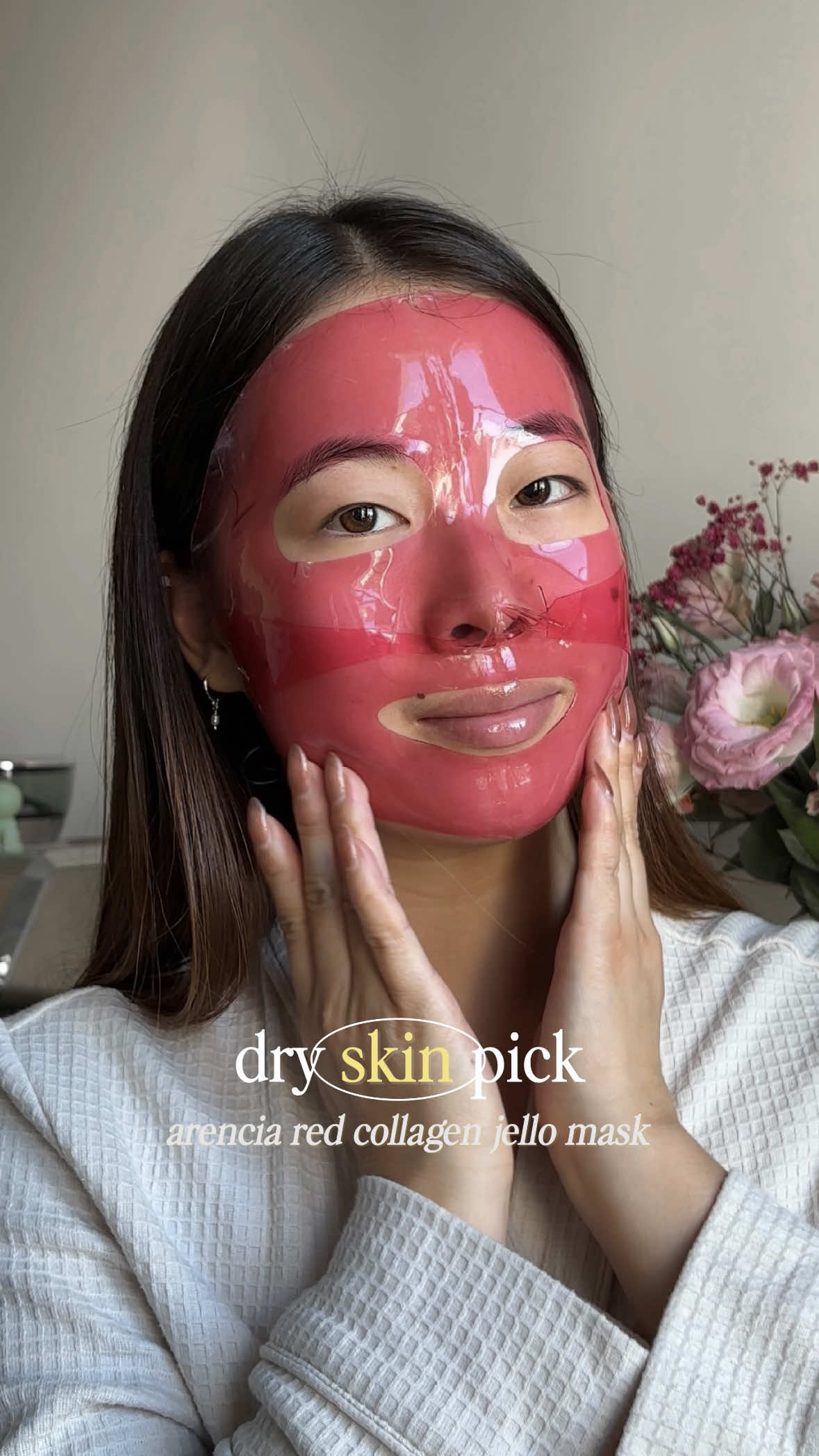 Un masque au collagène rouge ? J’ai testé le Red Collagen Jello Mask de @Arencia, les pros de la skincare aux textures les plus satisfaisantes ! Ce masque en gel promet de minimiser l’apparence des pores, de booster la production de collagène et obtenir une jolie peau rebondie et lumineuse !  • enrichi en collagen rouge, un complexe de collagène associé à des extraits végétaux et marins riches en antioxydants pour donner de l’éclat et un regain de fermeté aux peaux fatiguées  • la texture jello est rafraîchissante, facile à poser car le masque ne glisse pas, et apporte une véritable sensation de fraîcheur, un peu surprenante au début  • parfait à utiliser quand on ne dispose que de 30 ou 45 mn, pour un effet de lumière rapide — Ma reco : pour un résultat encore plus flagrant, je te conseille de le laisser poser toute la nuit pour avoir une peau lisse et rebondie au réveil !  Tu peux utiliser mon code HEYLILIE1 pour une réduction supplémentaire sur ta commande @YesStyle  — Produit offert par @Arencia Influencers #arencia #collagen #jelloskin #kbeauty #gelmask 