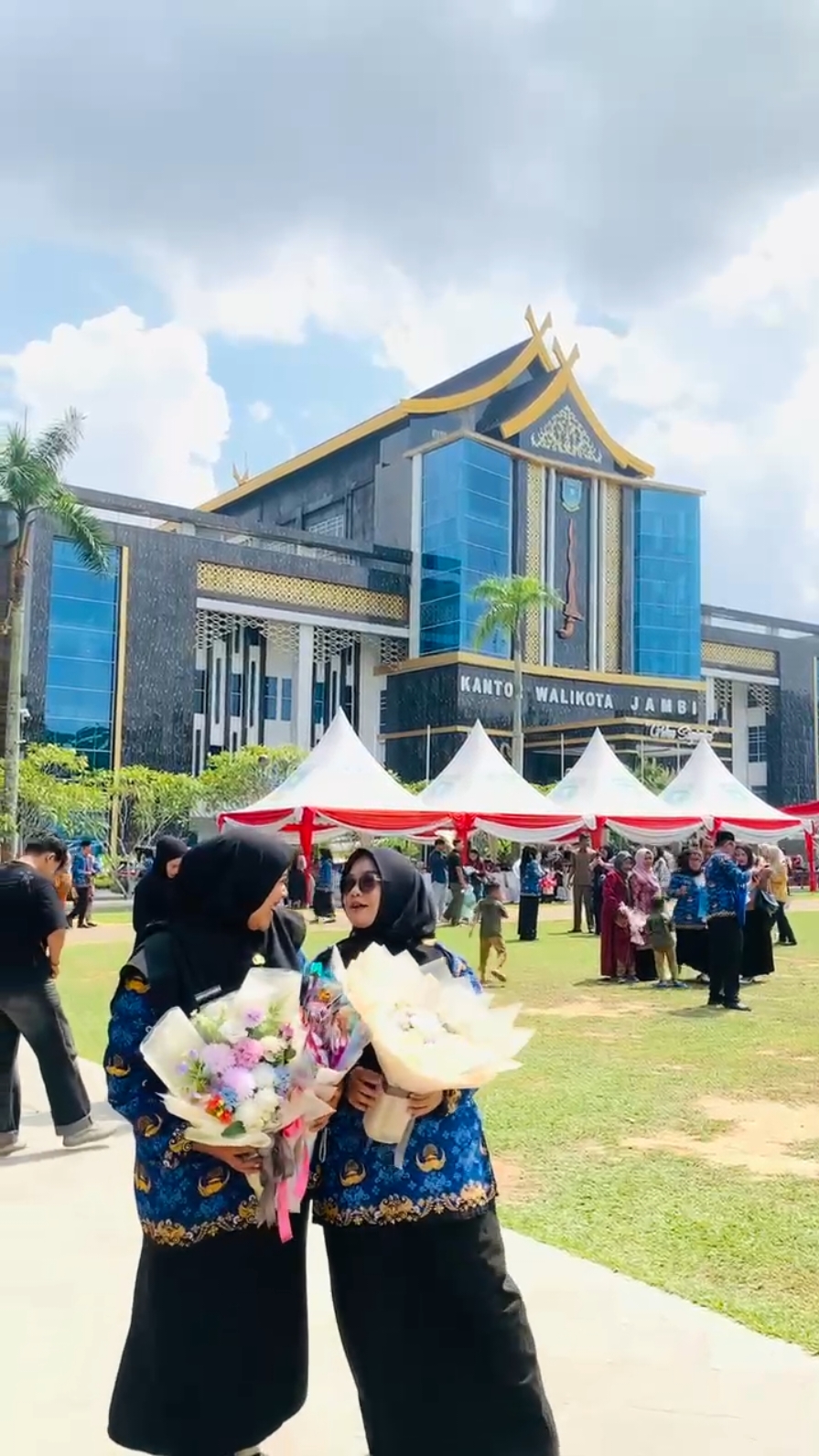 Alhamdulillah, Barakallah. Untuk pertama kalinya pakai baju Korpri dengan status sebagai ASN. . Untuk sebagian orang mungkin ini hanya pencapaian kecil. Tapi untuk kami berdua, untuk ada dititik ini harus kehilangan salah satu orang tua. Semoga kita bisa menjalankan tugas ini dengan amanah! @jils  #pppk2024 #asn #guru #fyp 