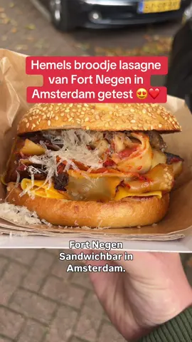 Ik bezoek niet vaak een zaak meerdere keren, vooral omdat veel streetfoodzaken niet al te vaak van menu veranderen en meestal zijn de nieuwste dingen niet interessant genoeg om nog een keer te bespreken op m’n pagina maar hey, sommige zaken weten wel die aandacht te trekken. Fort Negen Sandwichbar, bekend van het beroemde broodje kaassoufflé, heeft dit weekend een nieuwe special: het broodje lasagne. Hemeltjelief, wat geniaal, wat genieten, het is weer iets nieuws wat gewoon werkt. Ik ben niet altijd fan van gekke combinaties, maar dit is gewoon mega lekker. Heerlijke lasagne, zacht, maar niet te zacht, de Parmezaanse kaas is een fijne toevoeging en de aubergine is zo dun gesneden dat het geen sta in de weg wordt, maar meer een metgezel. Maar het is vooral het geheel dat je verbaasd en je eetleven verrijkt. Ik buig diep voor ze, dit is er weer eentje hoor. ⭐️⭐️⭐️⭐️⭐️ ———————————— 📍: Fort Negen Sandwichbar, Amsterdam 📱: nvt 💰: 11 euro voor vega versie, 13 euro voor vlees versie #snackspert #amsterdamfoodie #broodjelasagne #fortnegen #lekkereten  