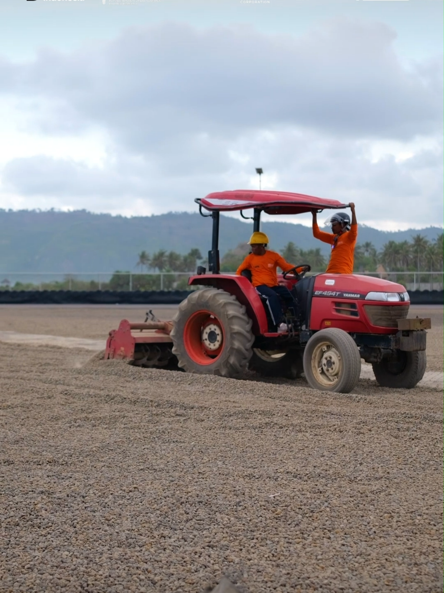 Bukan cuma lintasan yang disiapin, gravel juga dirawat biar makin aman. Dengan gravel raking, permukaan jadi gembur, rata, dan pastinya lebih smooth untuk safety para rider. 🔥 #MandalikaCircuit #SirkuitMandalika #PertaminaGrandPrixOfIndonesia #MotoGP #MotoGP2025 #IndonesianGP #BurnTheLimit
