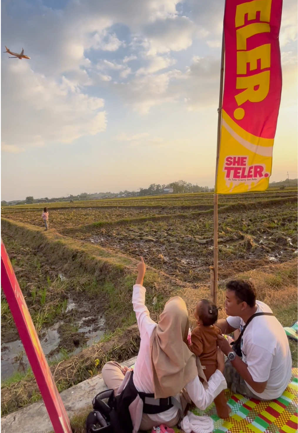 Nikmatin indahnya view senja dan juga pesawat yang lalu lalang di langit Bandara Adi Soemarmo, vibes-nya emang ga ada tandingan! 🤩✈️ Apalagi ditemani segarnya Es Teler atau menu lainnya✨ Cocok banget buat quality time bareng temen, keluarga, atau sekedar me time sambil menikmati suasana. Yuk mampir ke She Teler🥰 #SheTeler