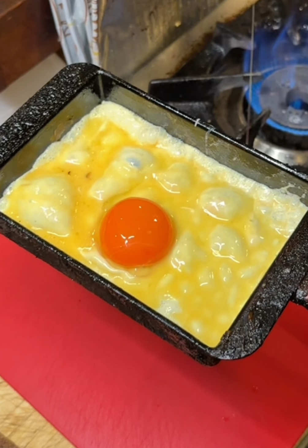 芸術的なだし巻きと牛しぐれ煮ランチ ◎ 名物！だし巻きと牛しぐれ煮の定食 【だし巻き+お造り+小鉢+漬物＋ご飯+汁物】　1,000円 【店名】居酒屋 月盗 谷町四丁目 【住所】大阪府大阪市中央区徳井町１丁目４−１０ イースタン船場ビル 【ｱｸｾｽ】谷町四丁目駅から徒歩8分 【定休日】日曜日 【営業時間】11:30-14:30、17:00-23:00 【料金】1,000円-2,000円 Artistic Dashimaki & Beef Shigure-ni Lunch ◎ Signature Set! Rolled Omelet & Simmered Beef with Ginger Includes: Dashimaki (Japanese rolled omelet) + Sashimi + Small Side Dish + Pickles + Rice + Soup — ¥1,000 (about $7) Restaurant: Izakaya Tsukitō (Tsukito) Tanimachi 4-chome Address: 1-4-10 Tokui-cho, Chuo Ward, Osaka, Japan Access: 8-minute walk from Tanimachi 4-chome Station Closed: Sundays Hours: 11:30 AM – 2:30 PM, 5:00 PM – 11:00 PM Price Range: ¥1,000 – ¥2,000 (about $7 – $14) #大阪グルメ #japanesefood #tiktokfood 