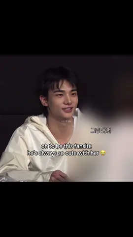 How did she follow him to the Versace event?? cc x: kittysnakehyune  #hyunjin #hwanghyunjin #straykids #skz #fyp