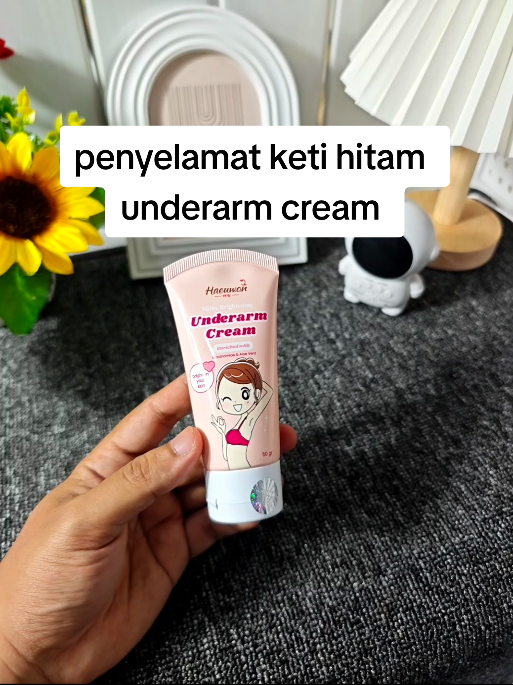 Dengan Haeuwon Underarm Cream yang diperkaya Niacinamide & Aloe Vera, bantu rawat kulit ketiak agar tampak lebih cerah, lembap, dan tetap sehat. #underarmcream #haeuwon #ketiakhitam 