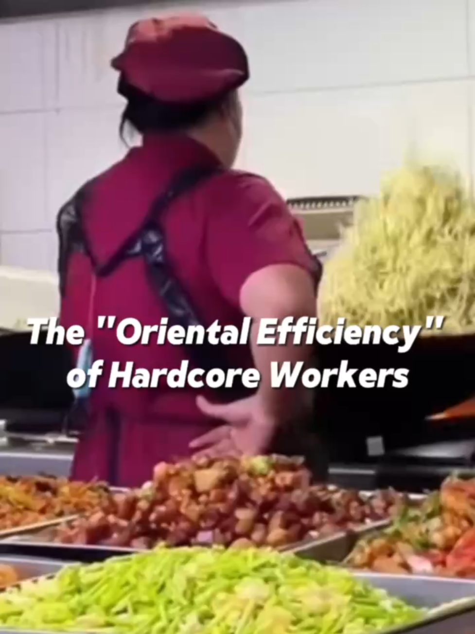 This auntie in Tianjin flipping a wok has gone viral on foreign social media.