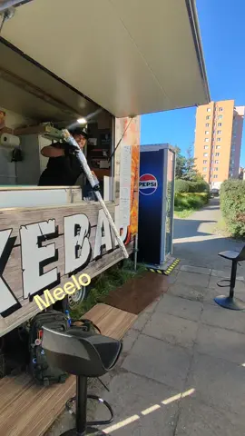 🔥 Kiedy myślisz, że kebab już się kończy… a on ma jeszcze kilometry! 🌯💨 #ExtraExtraDługi #MeloKebab #JedzenieBezKońca 