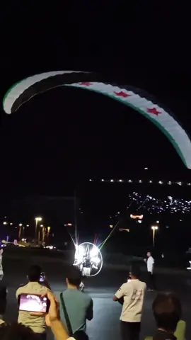 باراموتور يرفع علم سوريا فوق ساحة الأمويين بدمشق ضمن فعاليات حملة الوفاء لإدلب 💚