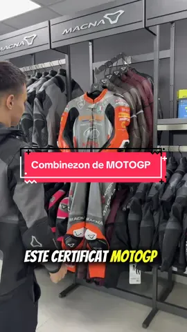 Am avut bucuria să primim vizita prietenilor noștri, Răzvan Teodorescu și Dragoș Dumitru – două nume deja cunoscute în motorsportul românesc. Ei au ales să fie protejați de combinezoane realizate la comandă, la standarde MotoGP, create special pentru fiecare dintre ei de către MACNA. Suntem onorați să furnizăm echipamente care respectă cele mai înalte standarde și cerințe și ne bucurăm că sportivii români au încredere în noi. Știai că și tu poți beneficia de aceleași servicii personalizate? Le dorim mult succes în competițiile viitoare și îi așteptăm cu drag să revină la noi! #macna #macnaridinggear #motoemotion #motoemotionbucuresti #motoemotiontgmures 