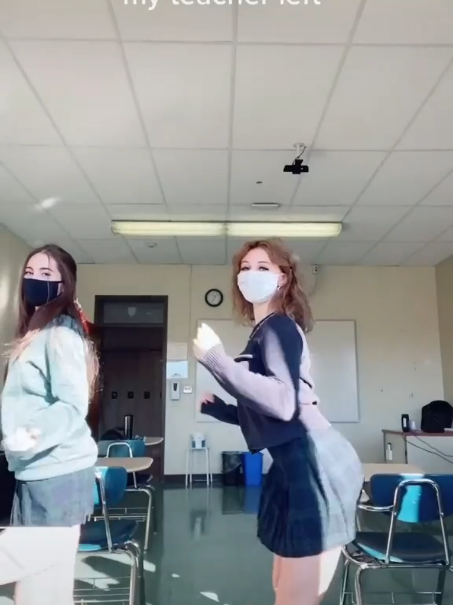 friends twerking at school  #fyp #baddie #shortskirt #twerk #schooluniform 