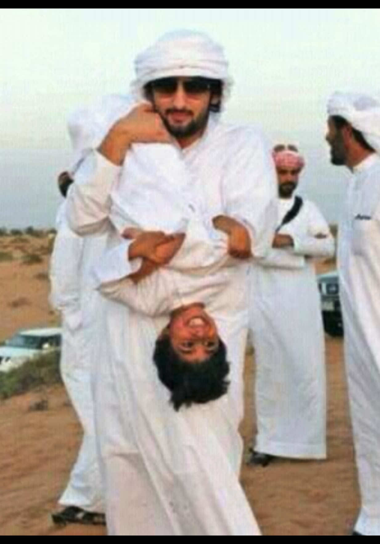 اذا لي امنيه ما بين بسمتها وحور العين                          #ahmedbinmohd