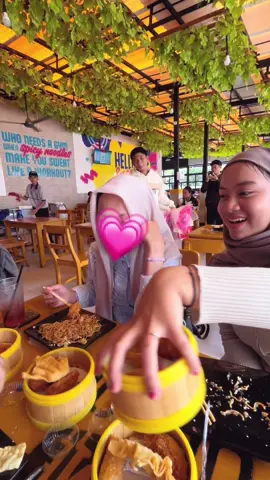 trnyata ini balasan dri rsa sakit di kmarin wktu ituu, di umurku yg tpat ke 17thn ini aku di rayakan oleh lelaki terbaikuu, di rayakan oleh shbat