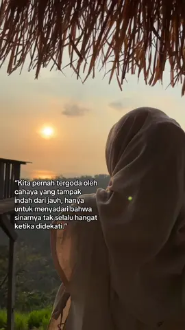 Ada saat di mana kita tergoda oleh bayangan yang semu, lalu waktu mengajarkan bahwa yang sejati tak pernah membuatmu ragu.”