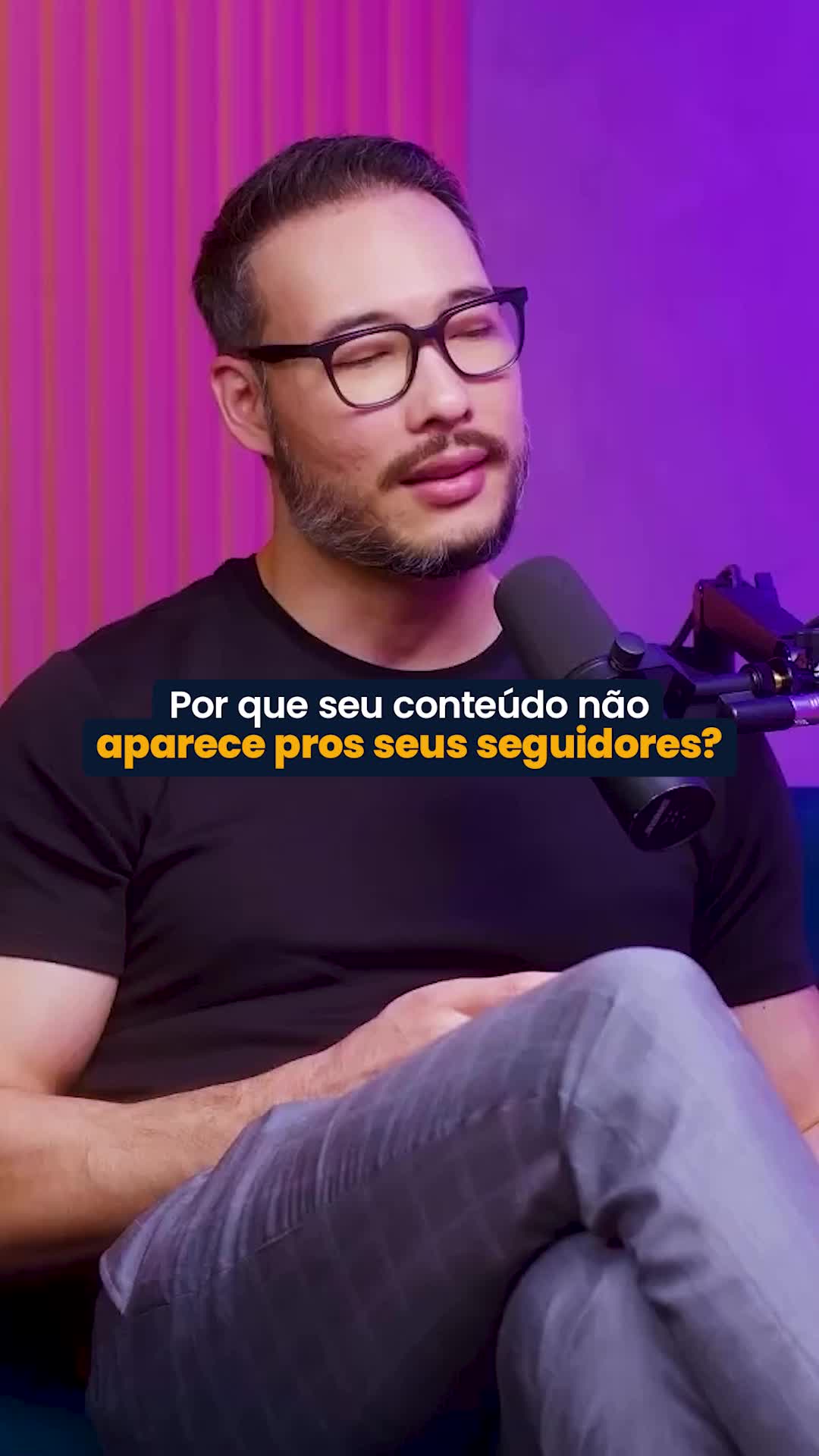 Como funcionam os algoritmos do Instagram? 👉 Cada área da plataforma tem sua própria lógica: Feed, Stories, Reels e Explorar. 📸 No Feed, a lógica é clara: primeiro, o Instagram entrega seu post para uma amostra dos seus seguidores. Se essa amostra engaja acima da média, o conteúdo é expandido para mais pessoas, inclusive não seguidores. Mas se a retenção cai, o algoritmo substitui por outro criador. Isso explica porque posts puramente promocionais quase nunca performam bem: eles não seguram atenção nem incentivam interação. 🎥 Já os Reels funcionam como uma porta de entrada para novos públicos. Aqui, o algoritmo compara a retenção do seu vídeo com outros conteúdos do mesmo nicho. Reels que conseguem manter a audiência até o final tendem a ser entregues para muito mais pessoas. É por isso que o formato é o mais eficiente para descoberta, desde que seja bem pensado para prender atenção do início ao fim. 📱 Nos Stories, a entrega é mais restrita: eles aparecem para os seguidores mais engajados, principalmente quem interagiu com você nos últimos 7 dias. Isso faz deles um formato estratégico para conversão, pois quem chega até lá já tem afinidade com sua marca. Interações com enquetes, perguntas e caixas de resposta fortalecem ainda mais essa afinidade, aumentando as chances de você se manter presente na rotina do público. 🔍 O Explorar, por sua vez, trabalha como uma vitrine baseada em interesse. Se o seu conteúdo tem bom desempenho em alcance e interação, e utiliza elementos como hashtags bem posicionadas ou collabs com outros creators, ele pode ser exibido para pessoas que nunca tiveram contato com você antes. 🧠 A lógica portanto é que não existe “o” algoritmo, mas sim diferentes sistemas que têm um objetivo em comum — manter as pessoas mais tempo no app. Quanto mais o seu conteúdo ajuda o Instagram a cumprir esse objetivo, mais ele será distribuído. Faz sentido? 🎬 Recorte do Digital Cast da @carolinemanchini