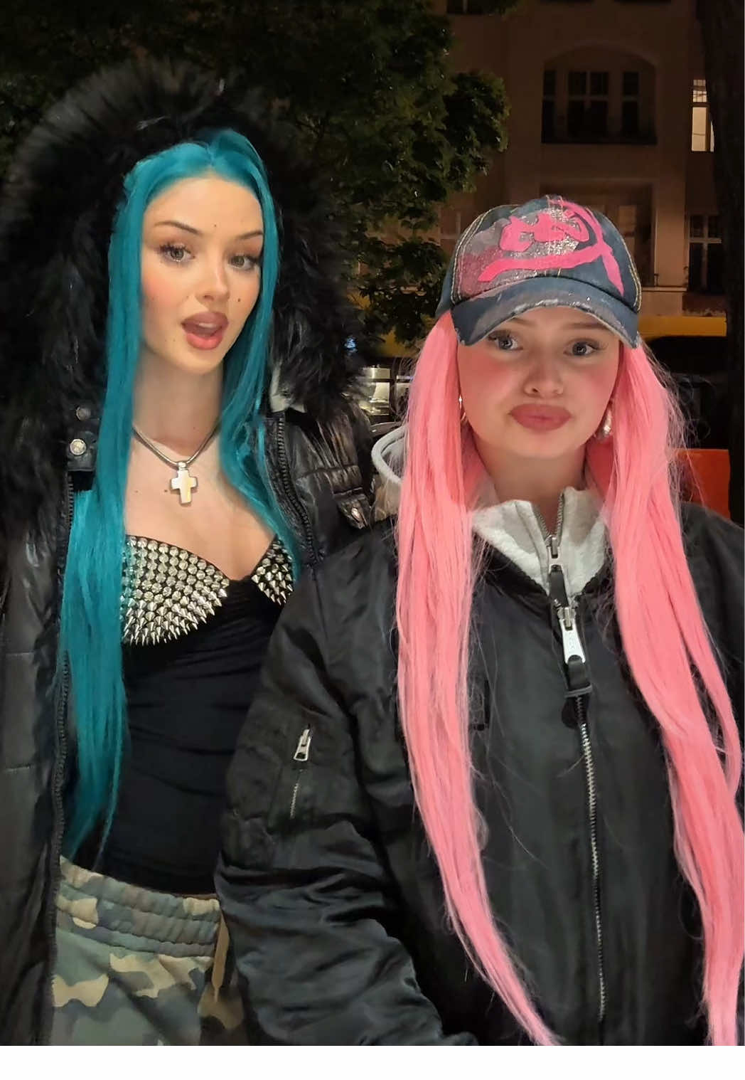 hab safe noch so 6 7 wigs bei mir zuhause rumliegen🙈🙈 #woistlena #wladiclips #beraatal #bluewig #wigs 