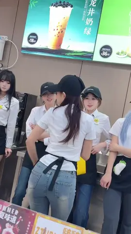 这外卖员估计又超时了 #扭胯舞 #奶茶妹妹