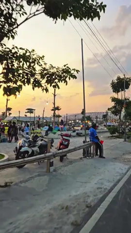 Syahdune nikmati sunset Jembatan Kare #bojonegoro_jawatimur #bojonegoro24jam #fyp #fypシ゚ #fyppppppppppppppppppppppp 