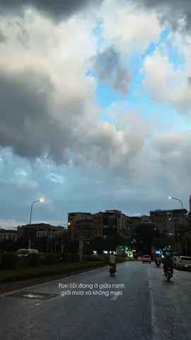 Trời Hà Nội thật đặc biệt 🌧️ #hanoi #thuhanoi #viral #fyp #mua 