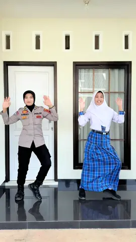 Lagi join tren Ngapain Repot dance with bunda @wartiprakoso 😍 As always ayah @Baguswartifam yang ngrekam 😅 #HarianNajla #ngapainrepot #dancetiktok #polwan #pekalongan 