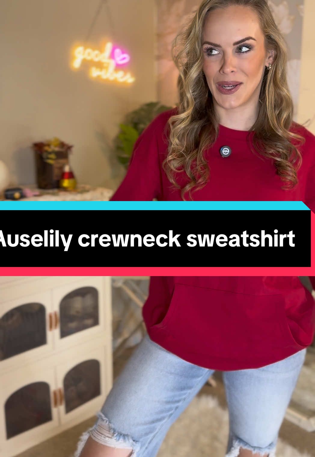 How cute is this crewneck sweatshirt, it’s like a lightweight hoodie without the hood @AUSELILY #crewnecksweatshirt #auselily #lightweightsweatshirt #kangaroopocket #fallfashioninspo 