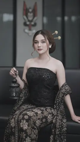 gemini ai join trend✨PROMPT: Ubahlah foto ini di studio khas adat jawa yang modern dengan memakai kemben warna hitam batik, selendang dan jarik senada mengikuti kebayanya, rambut di sanggul dengan rambut samping depan kanan kiri terurai , memakai 3 tusuk konde di sanggulnya, memakai sedikit perhiasan gold, dan kuku panjang warna hitam, pose elegan memegang lentera kecil, serta buat dia duduk di sofa. Sambil dengan anggun, suasana misterius namun classy dan jangan ubah wajahnya bahkan ekspresinya, sekali lagi menggunakan kemben warna hitam motif batik #capcut #geminiai #ai #wanitajawa 